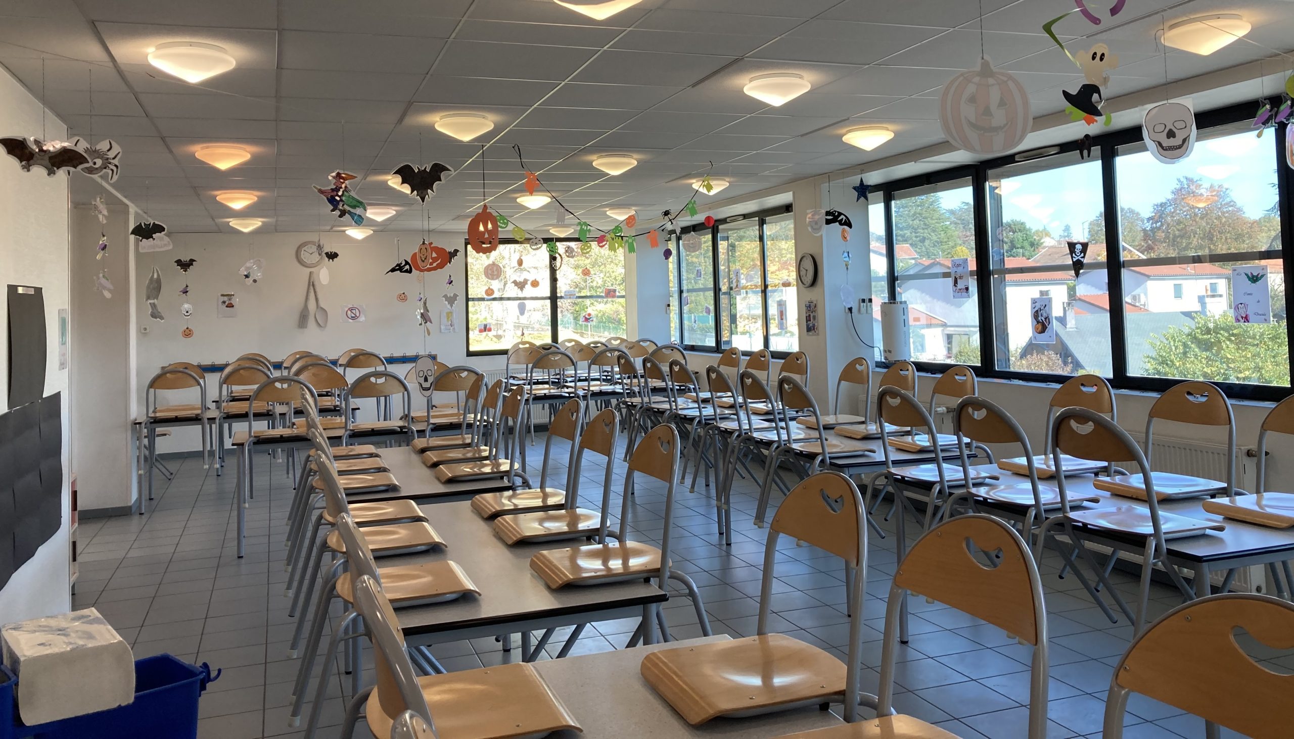 Intérieur du restaurant scolaire de l'école maternelles les Écureuils de Charly